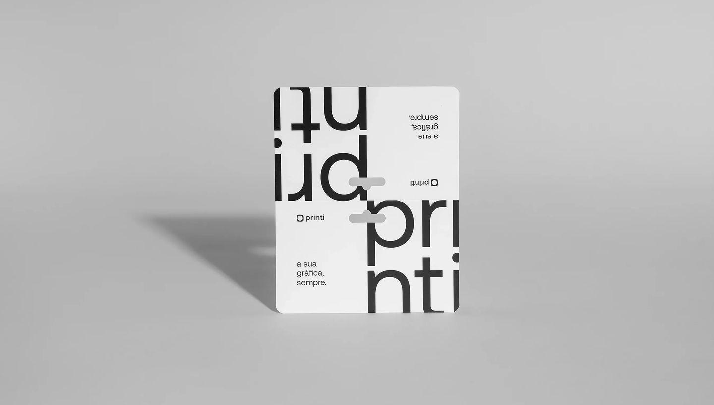 Solapa personalizada da Printi em papel cartão branco com design gráfico moderno em preto, utilizada para fechar e identificar embalagens de produtos, sacolas e kits promocionais, agregando apresentação profissional e reforço de marca.