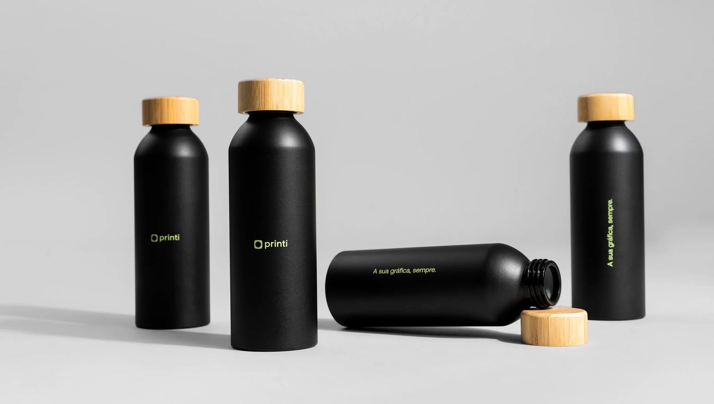 Squeeze térmico personalizado preto com tampa de bambu exibido em conjunto, ideal para brindes corporativos sustentáveis.