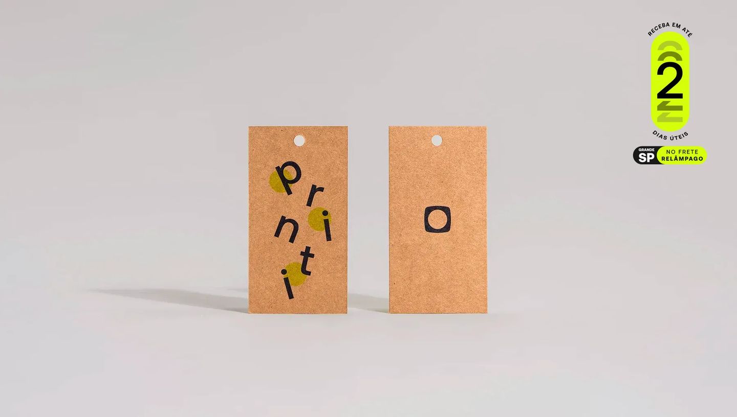 Tag Econômica em papel Kraft marrom personalizada com impressão preta e detalhes em amarelo, destacando furo circular para aplicação, com selo de entrega em 2 dias úteis