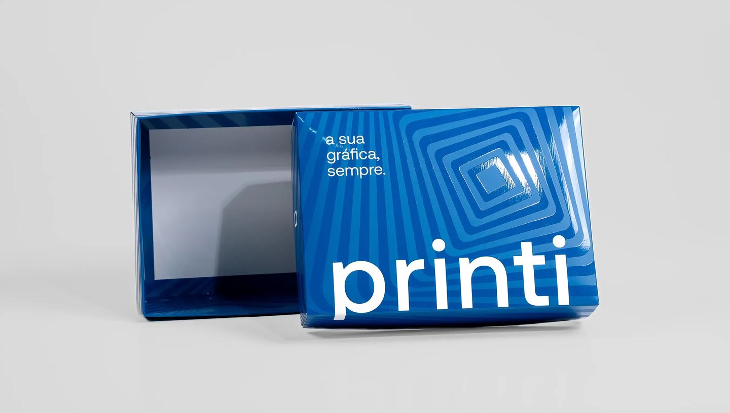Caixa rígida personalizada com tampa e fundo com acabamento em verniz, impressa em azul com logotipo da Printi, ideal para embalagens premium, kits corporativos e apresentação de produtos.