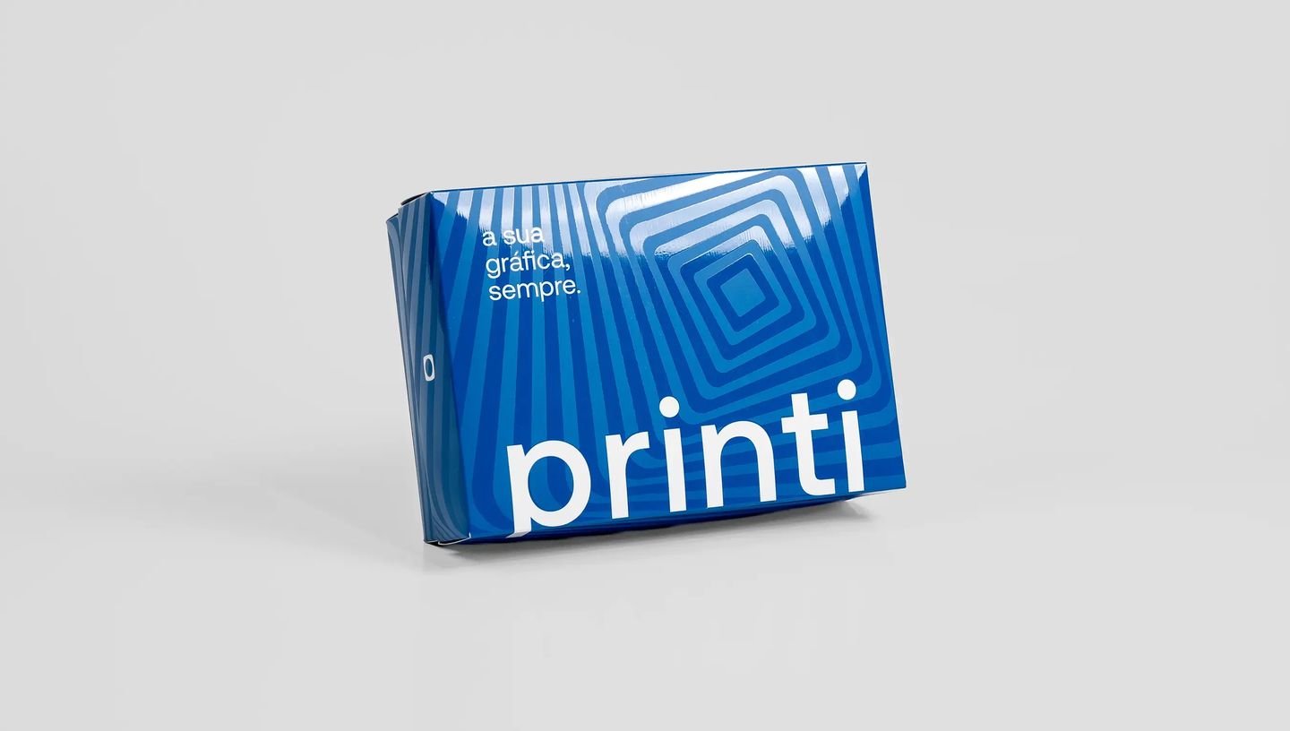 Embalagem tampa e fundo azul personalizada com acabamento em verniz e design geométrico moderno.