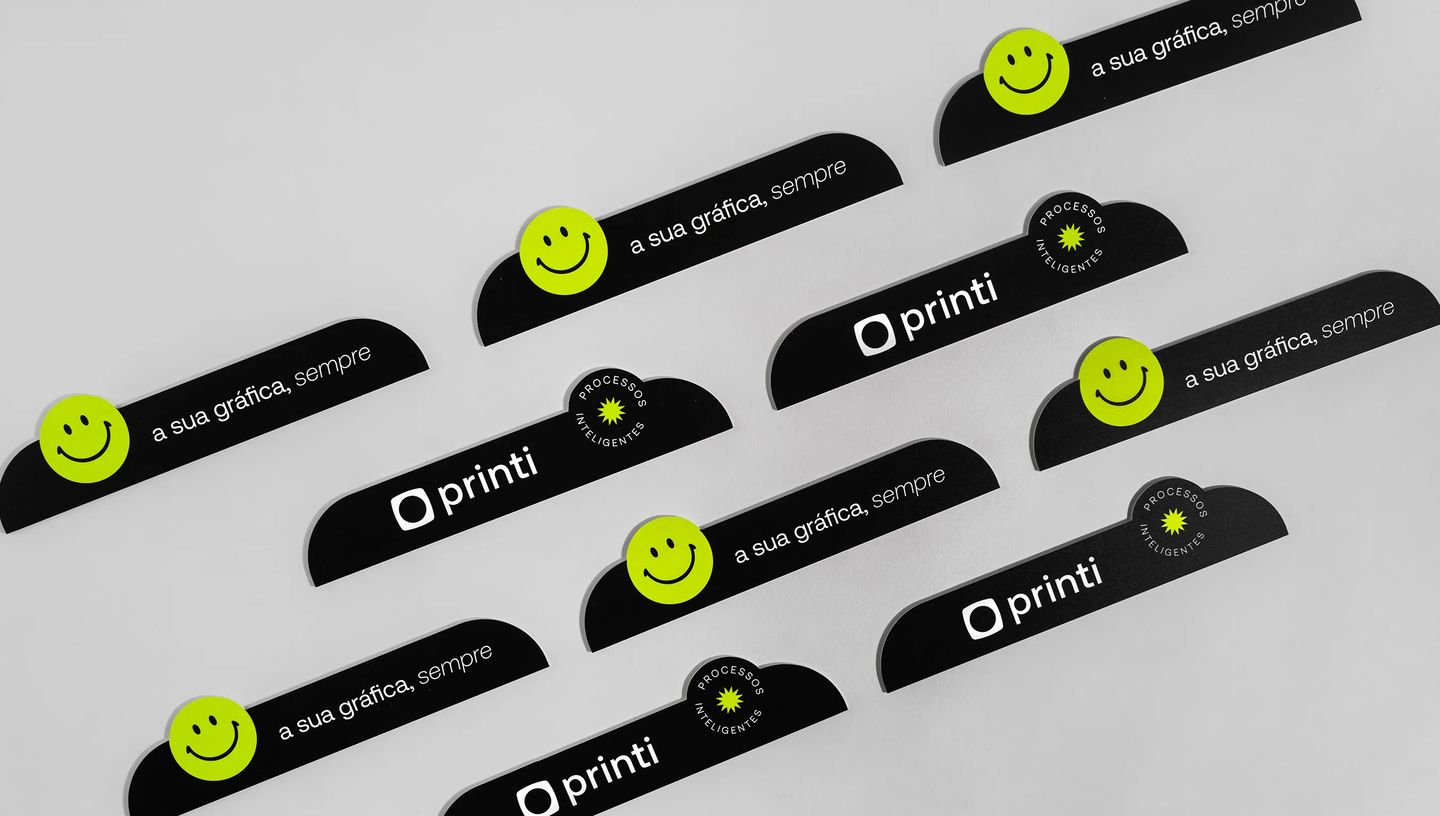 Mosaico de testeiras personalizadas pretas com estampa de smile verde neon e frase institucional.