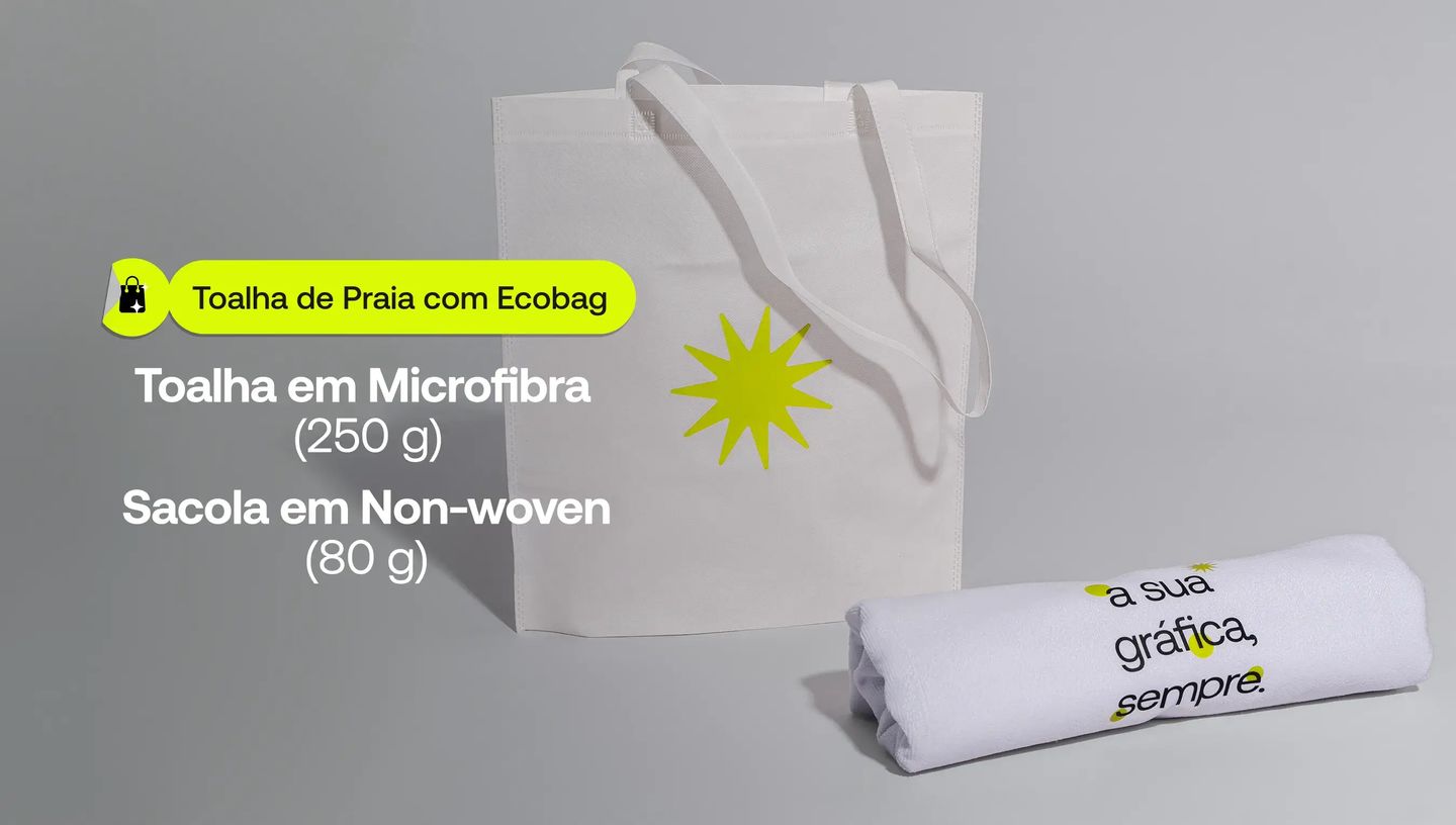 Kit personalizado de toalha de praia em microfibra dobrada com a frase “a sua gráfica, sempre.” ao lado de uma ecobag branca em tecido non-woven com alças longas e estampa de sol em verde neon