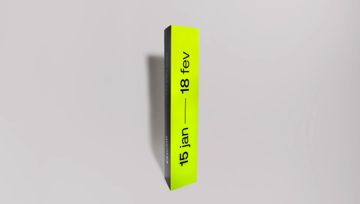 Totem triedro personalizado para divulgação de marcas, campanhas e produtos em pontos de venda e eventos.