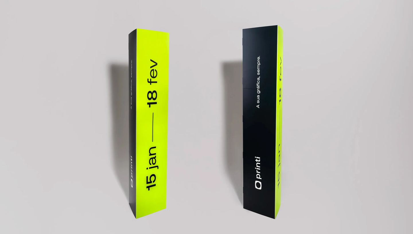Totem triedro personalizado para ponto de venda com três faces impressas em cores neon e preto.