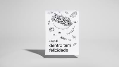 Cartaz branco com ilustração preta de uma tigela de comida cercada por ingredientes desenhados, como legumes e temperos. Abaixo da ilustração está a frase: 'aqui dentro tem felicidade'.