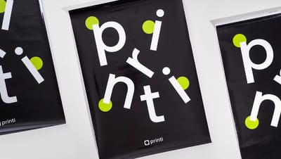 Adesivo de vidro personalizado aplicado em superfície transparente, fundo iluminado