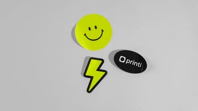 Adesivos personalizados em verniz