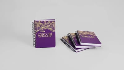 Agenda permanente personalizada com capa roxa impressa e encadernação em espiral para organização diária.