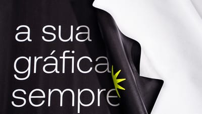 Detalhe de tecido de bandeira personalizada com impressão em alta definição e verso branco, destacando a frase 'a sua gráfica, sempre