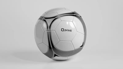 Bola de futebol branca personalizada com grafismos em preto e logotipo Printi centralizado.