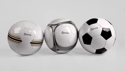 Trio de bolas de futebol personalizadas com diferentes grafismos e logotipo centralizado.