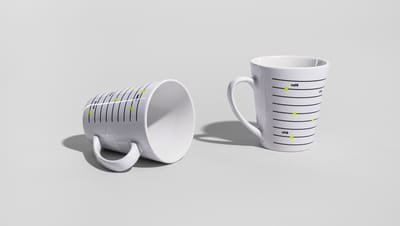 Caneca inclinada e outra de pé sobre fundo cinza, com design gráfico de linhas pretas e pontos verdes, exibida em fundo neutro