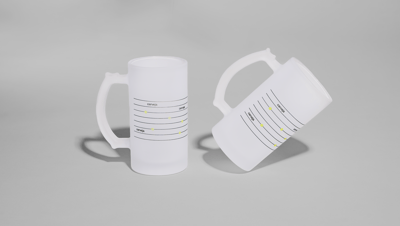 Duas canecas de chopp de vidro translúcido com design minimalista e alças brancas, posicionadas em fundo cinza claro