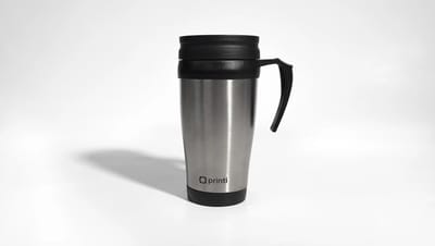 Caneca para viagem personalizada de inox, na cor preta.