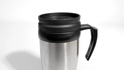 Caneca para viagem personalizada de inox, na cor preta.