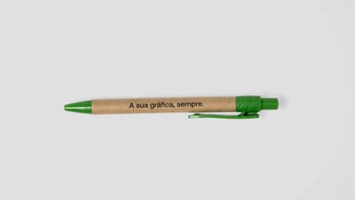 Caneta Eco Masai personalizada com corpo em papel kraft reciclado e detalhes verdes, impressa com a frase “A sua gráfica, sempre.”, ideal para brindes corporativos sustentáveis.