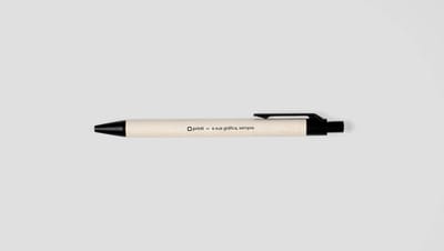 Caneta personalizada horizontal com corpo bege e detalhes pretos, com impressão “printi — a sua gráfica, sempre”, sobre fundo cinza claro.