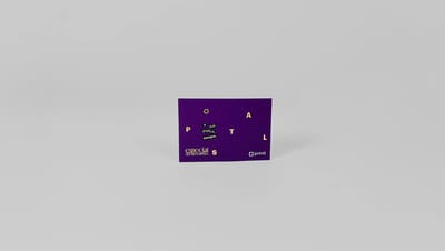 Cartão postal personalizado roxo com letras em hot stamping dourado e logotipo Printi.