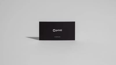 Cartão de visita personalizado ultra grosso na cor preta.