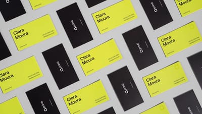 Cartão de visita personalizado ultra grosso nas cores preto e verde.