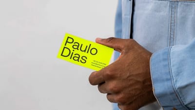 Pessoa segurando cartão de visita em verniz personalizado. Cartão de visita quadrado com impressão de alta qualidade
