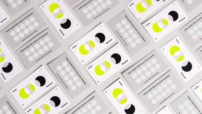 Pilha de cartões fidelidade personalizados com campos para marcação e design minimalista.