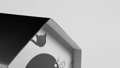Detalhe de casinha para gato em papelão personalizado com recorte especial em formato de gato, ideal para pets e ações promocionais criativas.