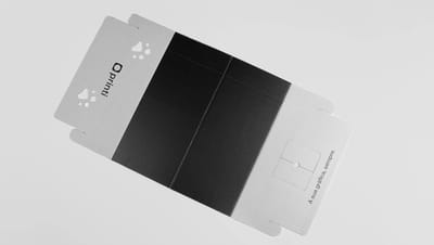 Casinha para gato personalizada em papelão ondulado desmontada, com impressão em preto e branco e estrutura de encaixe para montagem fácil.