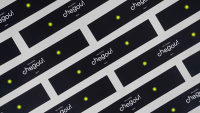 Diversas cintas para embalagem tampa e fundo dispostas em padrão repetitivo, com design preto, tipografia moderna e elementos gráficos amarelo-neon