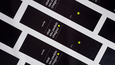 Imagem com várias cintas para embalagem de transporte na cor preta
