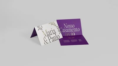 Convite de casamento personalizado em papel premium com hot stamping dourado para eventos sofisticados.