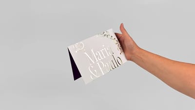 Convite de casamento personalizado com acabamento sofisticado e detalhes florais, ideal para cerimônias elegantes e eventos especiais.