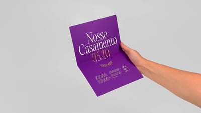 Convite de casamento personalizado com hot stamping dourado e design elegante, ideal para cerimônias sofisticadas.