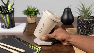 Copo ecológico personalizado fosco, material sustentável, fotografado em fundo neutro com foco no produto