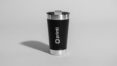 Copo térmico com tampa personalizado da marca Printi com acabamento preto fosco e detalhes metálicos em aço inox