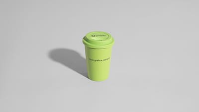 Copo para viagem em fibra de bambu e PP 450ml, verde, em fundo cinza