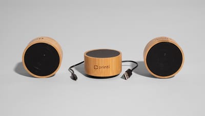 Caixa em bambu personalizada com cabo de carregar ao lado.