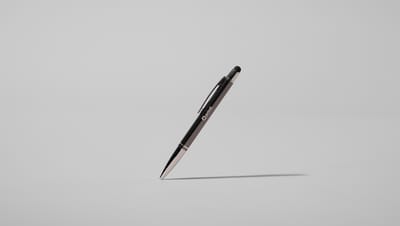 Caneta metal touch script em fundo cinza