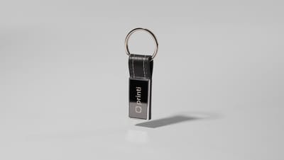 Chaveiro metal Deluxe em fundo cinza