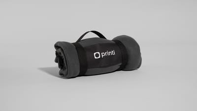 Manta polar e embalagem na cor preta com logo da Printi.