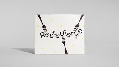 Jogo americano de plástico off white com desenho de garfo e escrito restaurante.
