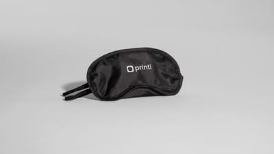 Máscara para dormir na cor preta com logo da Printi.