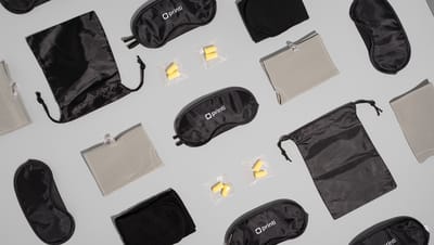 Kit de viagem composto por almofada de pescoço e máscara para dormir