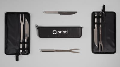 Kit churrasco Durand composto por garfo, faça e bolsa, todos na cor preta com logo da Printi