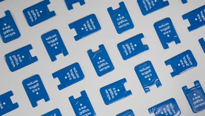 Porta cartões para celular personalizados na cor azul com slogan da Printi.