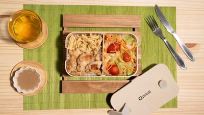 Mesa com refeição e comida servida em marmita hermética