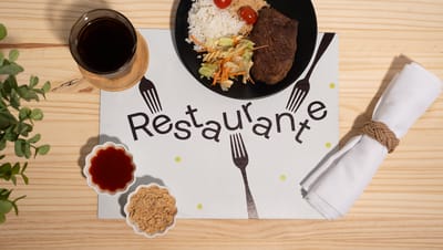 Jogo americano de plástico com comida em mesa de madeira