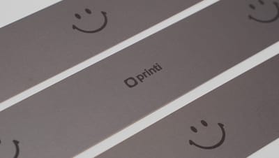 Faixa de gôndola personalizada com logo da Printi e smile