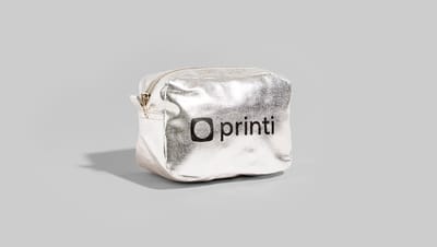 Necessaire personalizada Loren prateada com logomarca da Printi estampada.